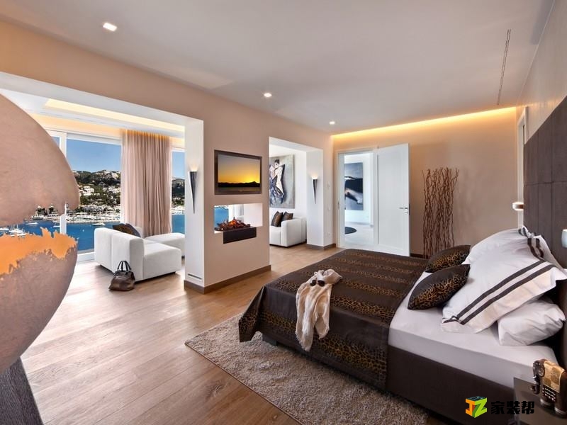 一个优雅的主卧室，享有壮丽的景色。